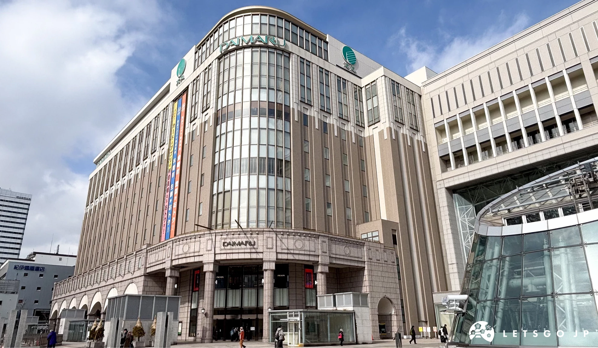 大丸札幌店外觀有復古氛圍,擁有深褐色磚牆